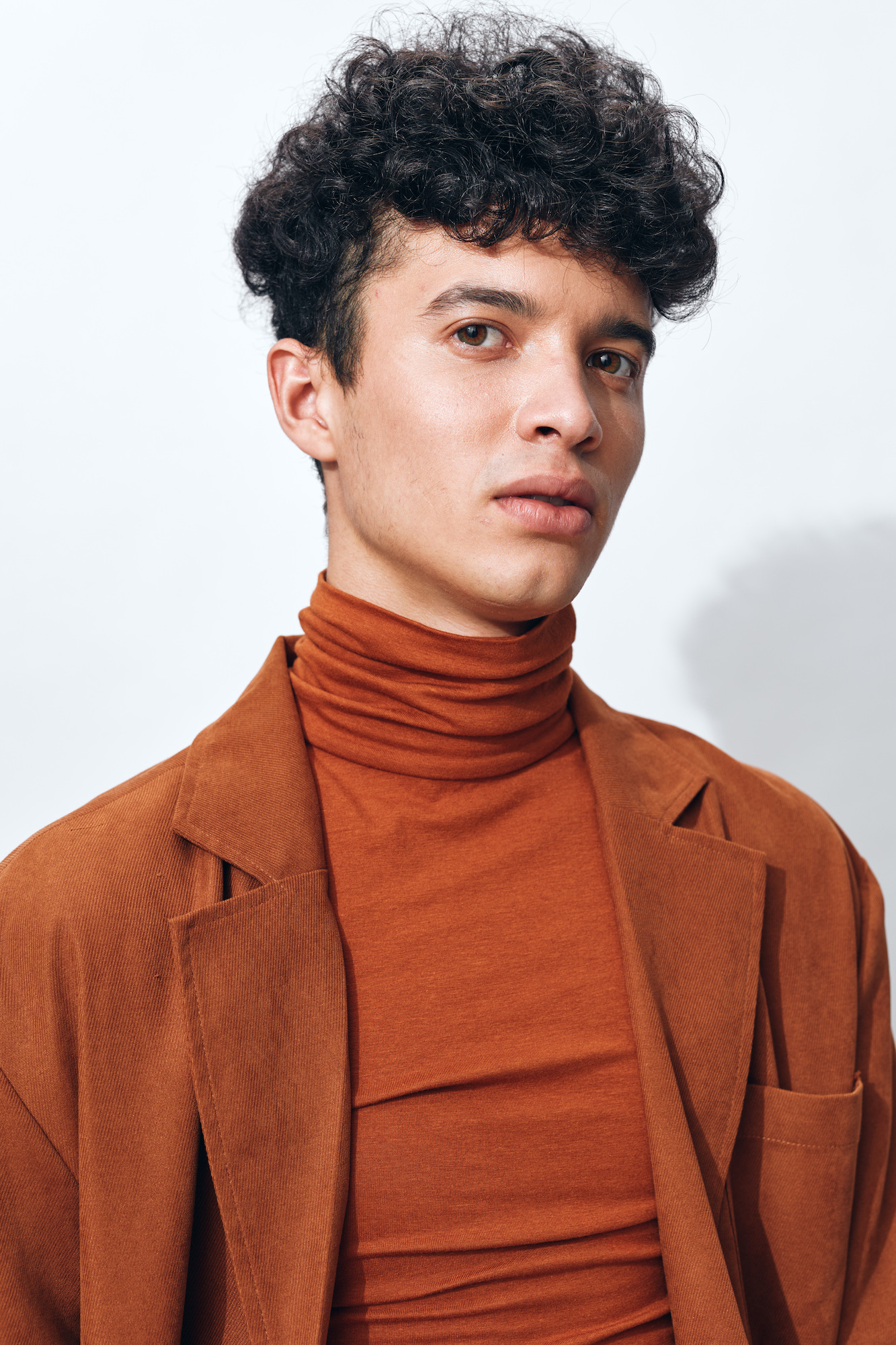 curly man modern student clothes beige handsome fa 2023 11 27 04 51 01 utc Injoy Solna